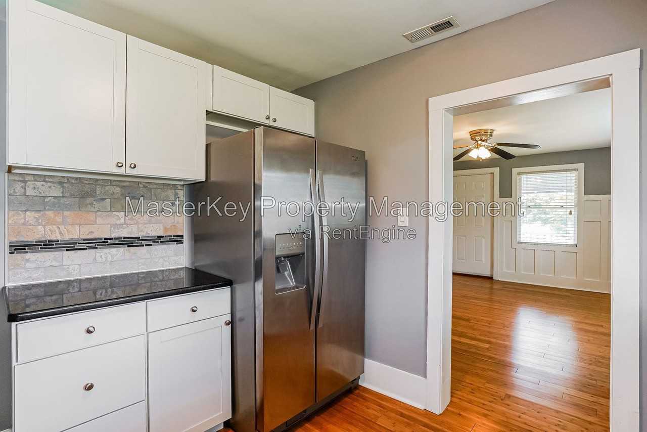 212 S State St - Photo 6 of 44