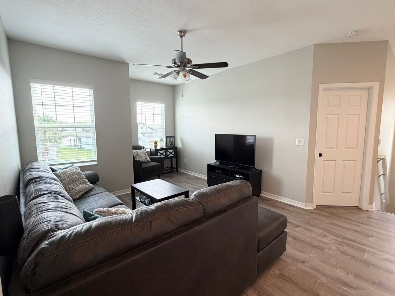 1659 Chatsworth Cir - Photo 4 of 23