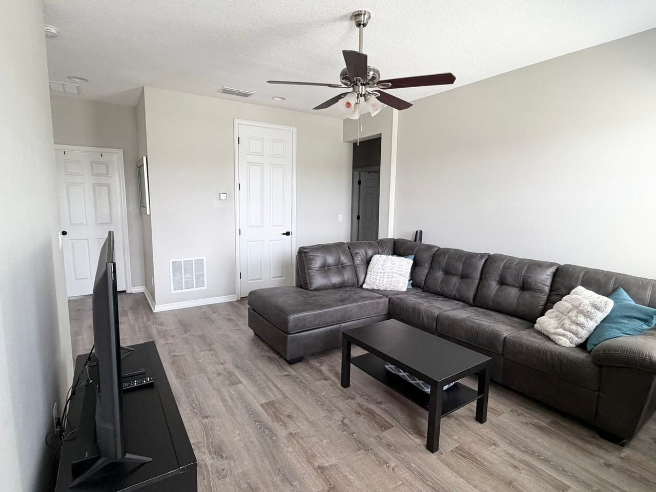 1659 Chatsworth Cir - Photo 5 of 23