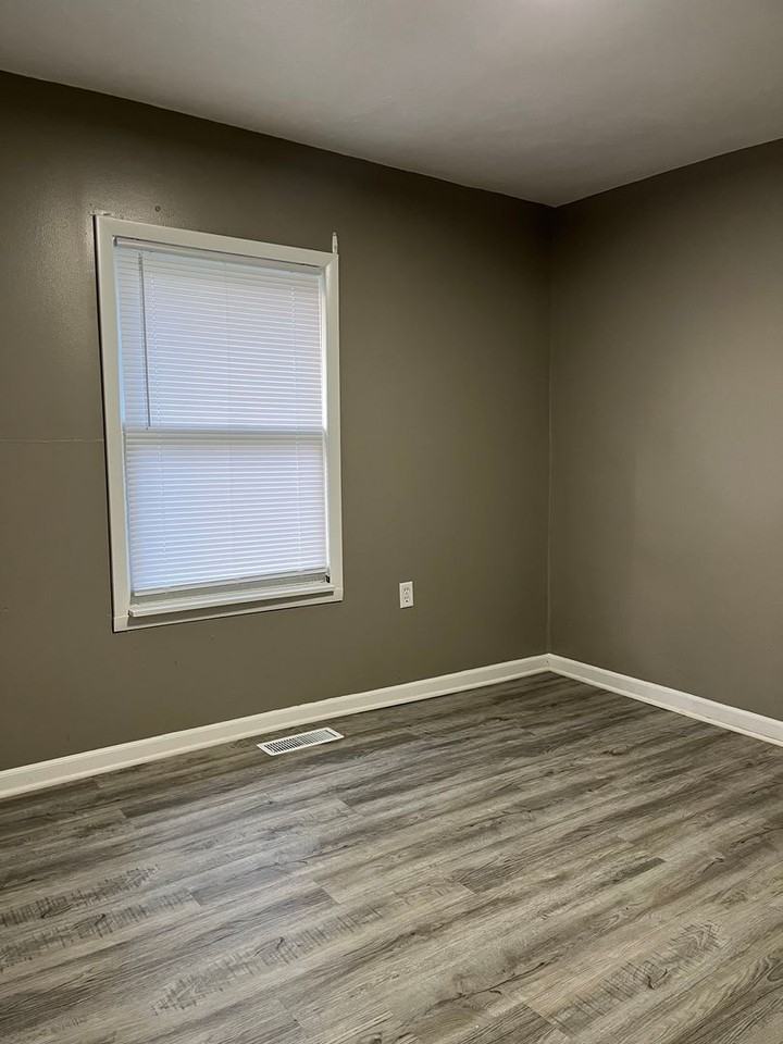 1833 S Market St - Photo 4 of 21