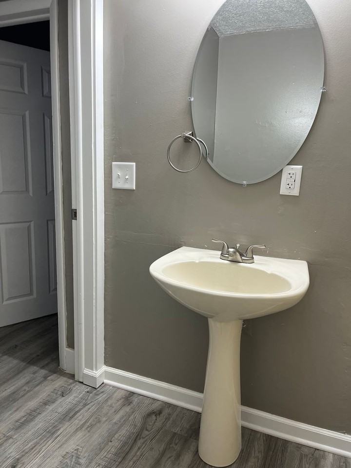 1833 S Market St - Photo 7 of 21