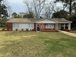 featured image of 990 Parkwood Dr