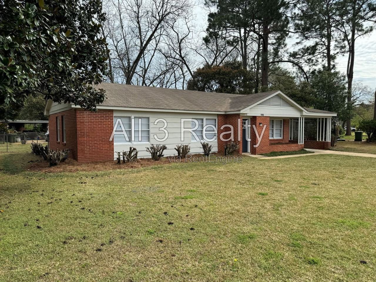 990 Parkwood Dr - Photo 2 of 24