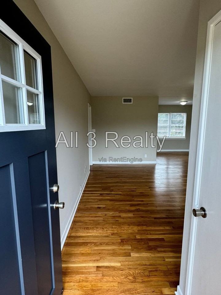 990 Parkwood Dr - Photo 4 of 24