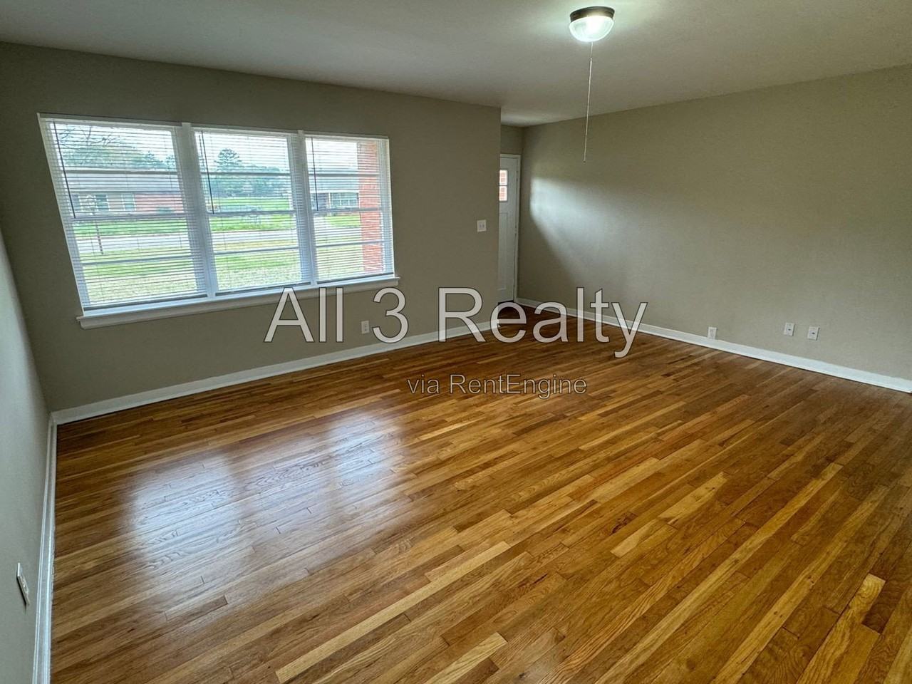 990 Parkwood Dr - Photo 7 of 24