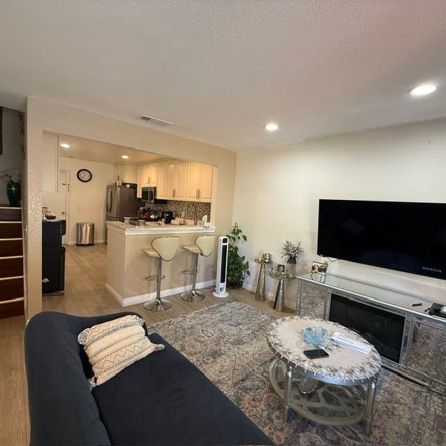 1074 Sumner Pl - Photo 3 of 4
