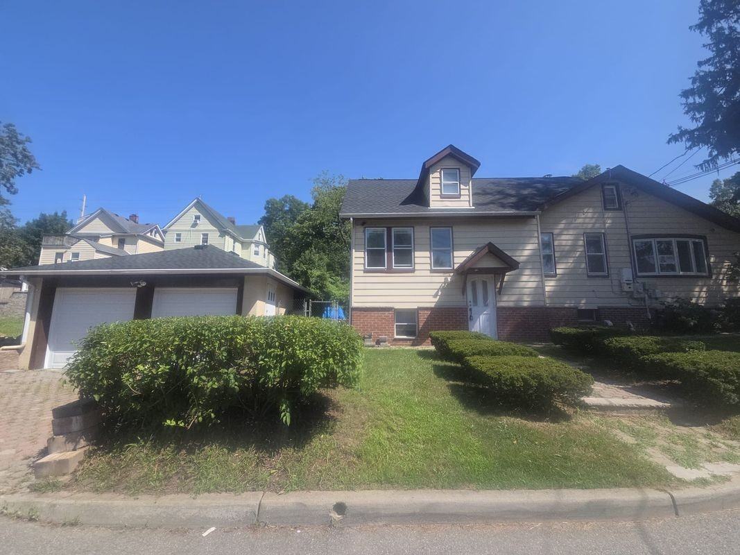 101 Maple St - Photo 2 of 17