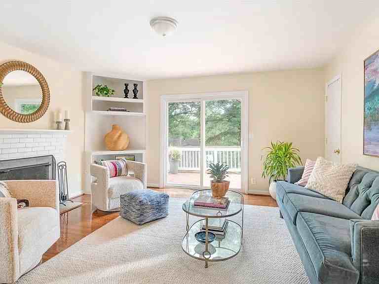 1211 Agnese St - Photo 3 of 17