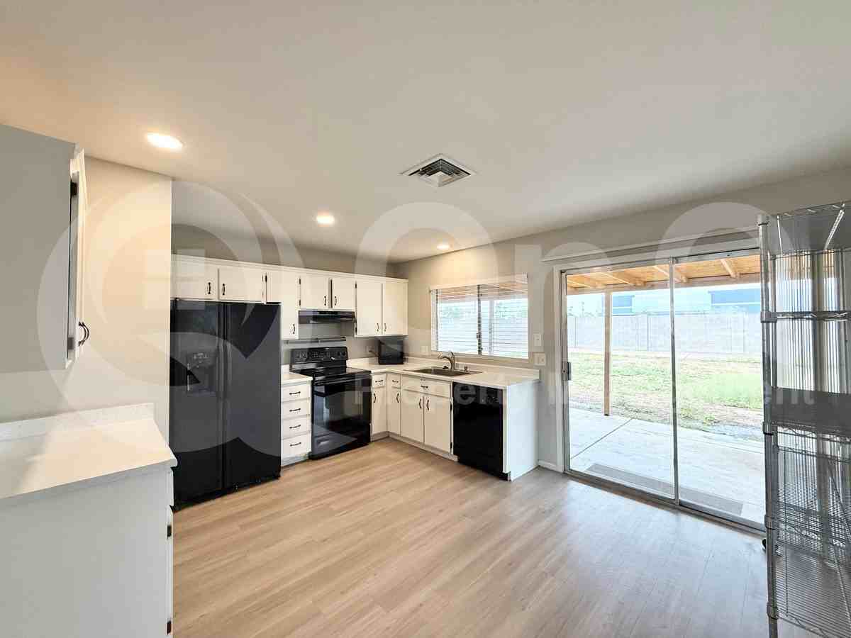 329 N 69th Ave - Photo 4 of 17