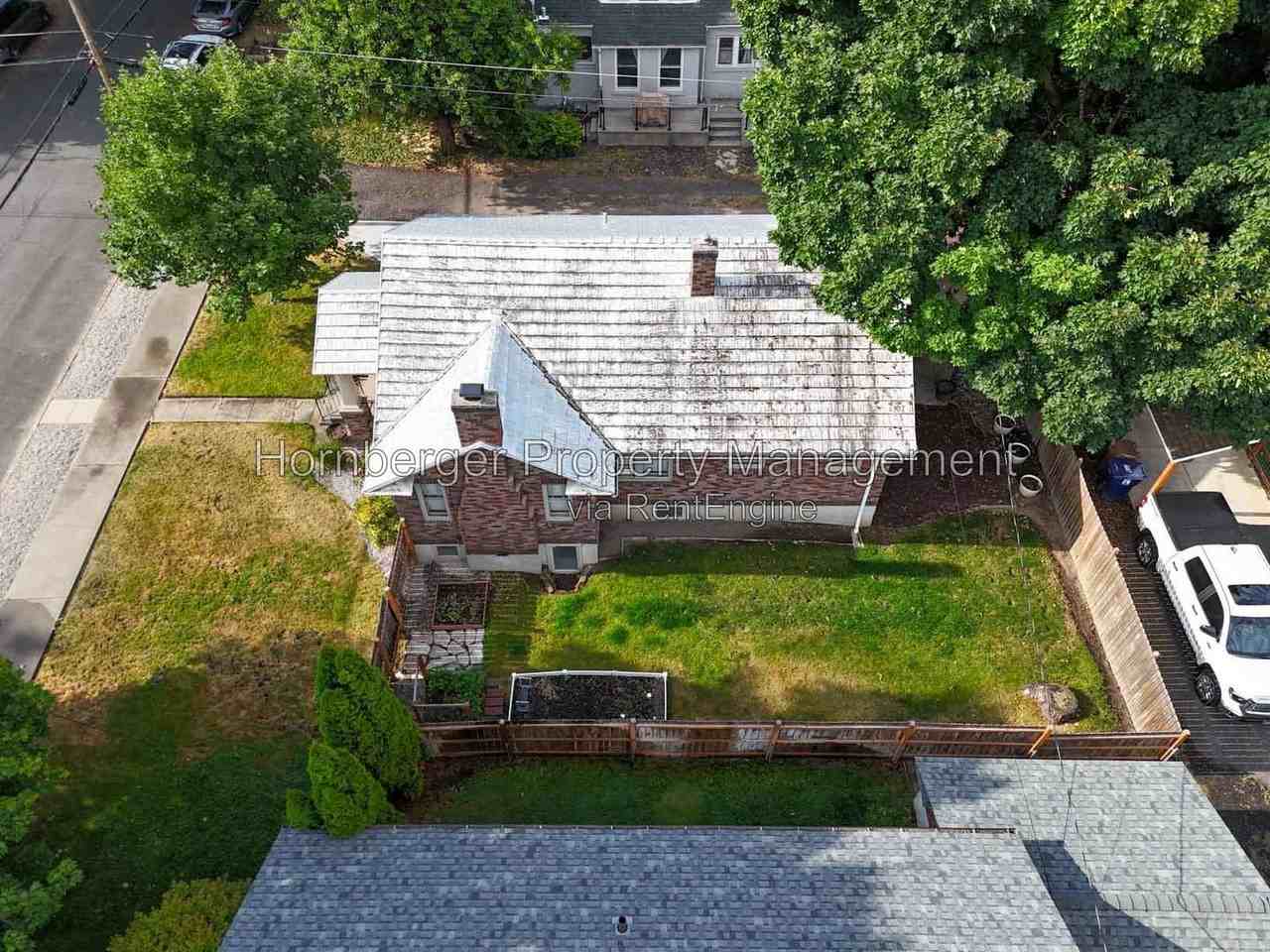 1210 S Maple St - Photo 3 of 30