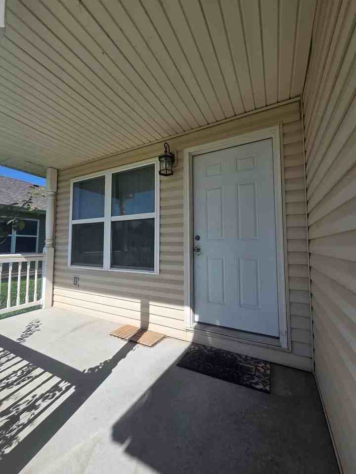 906 Whitetail Ct - Photo 2 of 27
