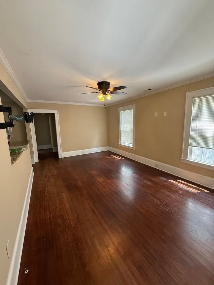 1724 Hawthorne Ln - Photo 5 of 22