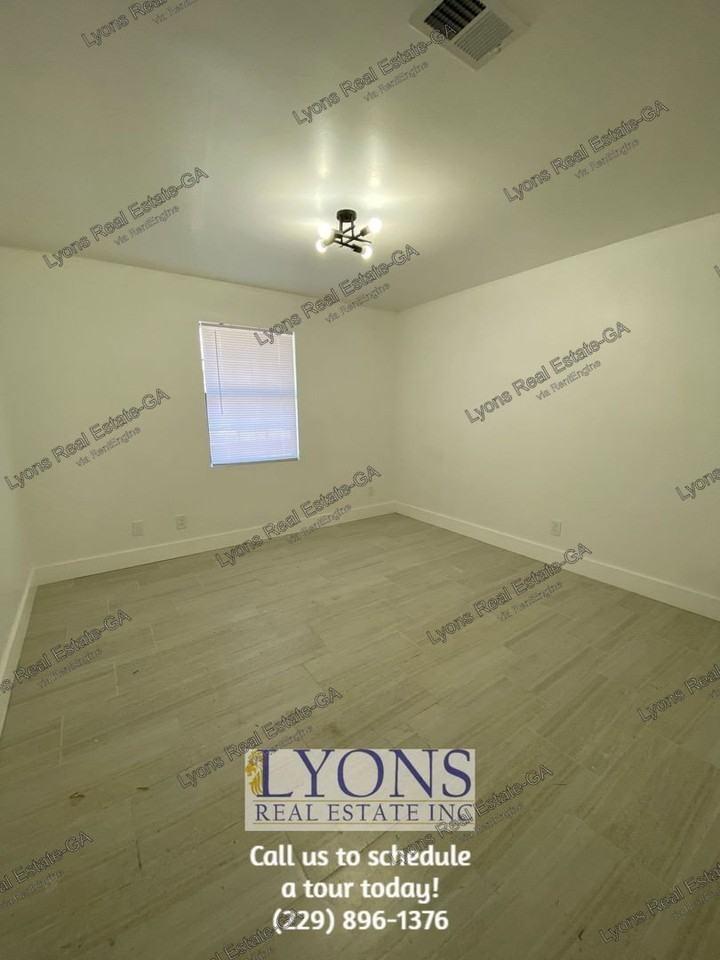 1028 S Gordon Ave - Photo 2 of 14