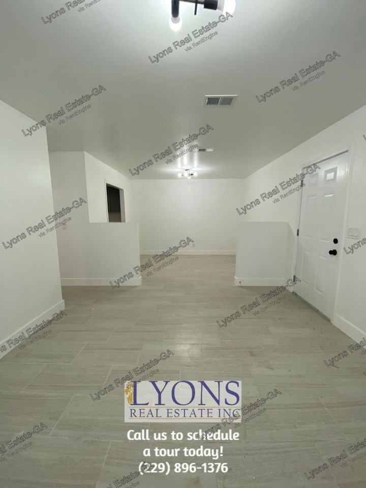 1028 S Gordon Ave - Photo 3 of 14