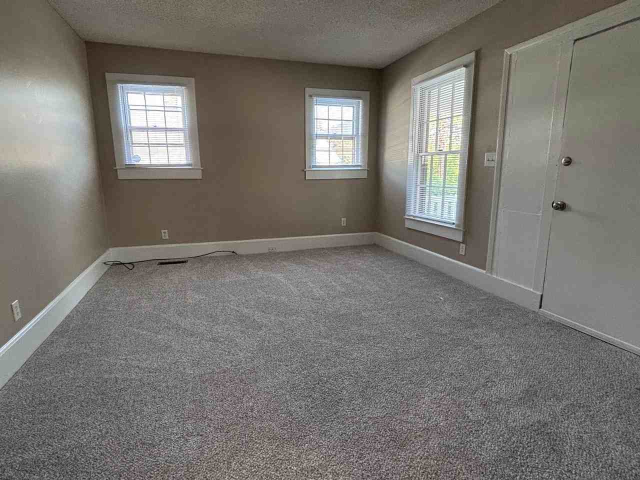 206 E Whittington St - Photo 3 of 11