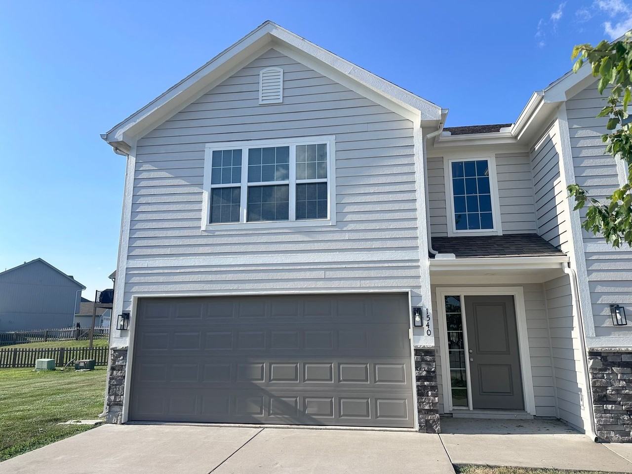 1540 Ne Erin Ct - Photo 2 of 17