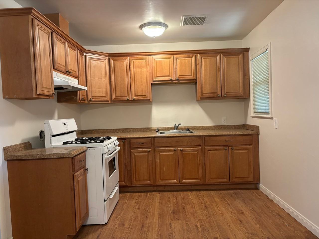 1214 W Pontiac Way - Photo 2 of 9