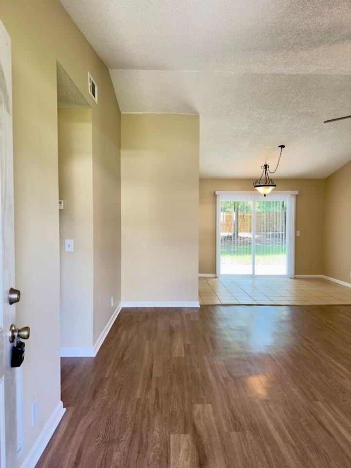 114 Dogwood Cir - Photo 2 of 18