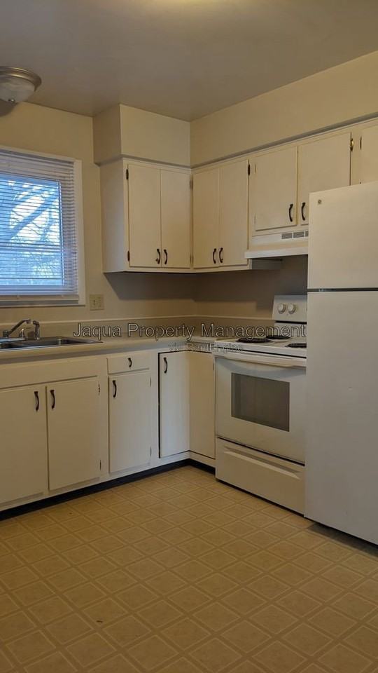 2135 Cambridge Dr #2D - Photo 5 of 11