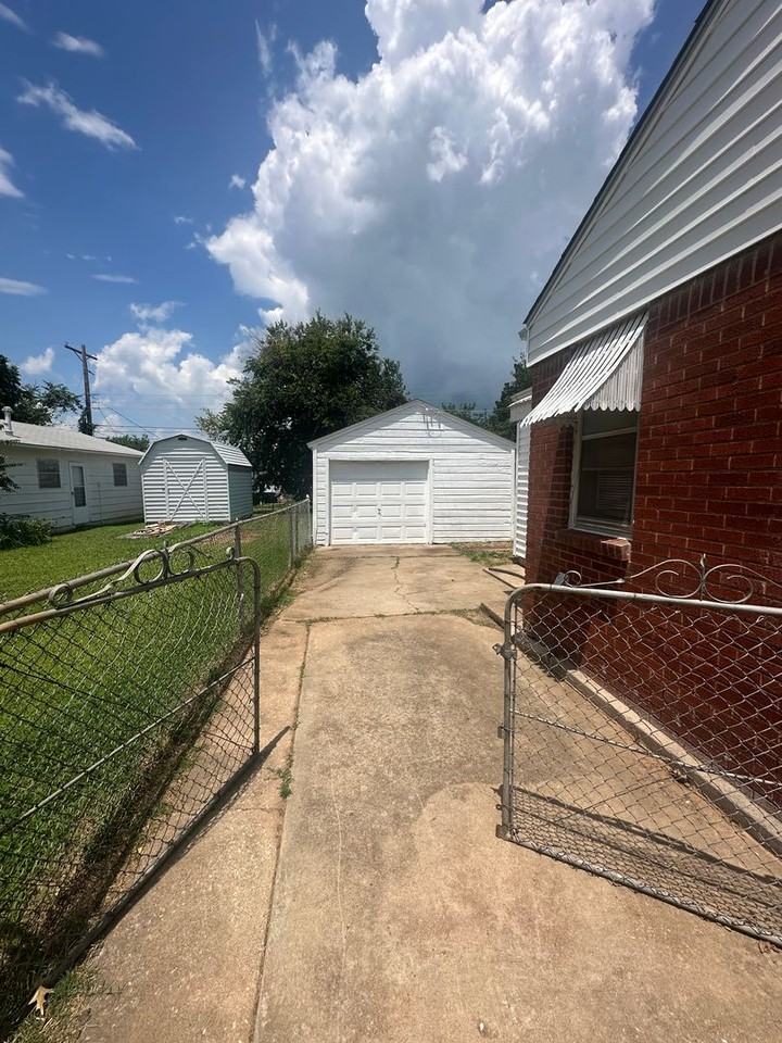 125 E Northrup Dr - Photo 6 of 48