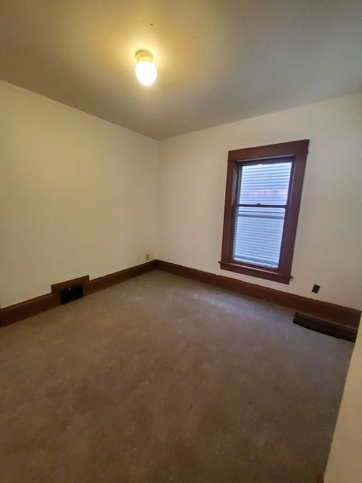 3416 W Walnut St - Photo 2 of 10