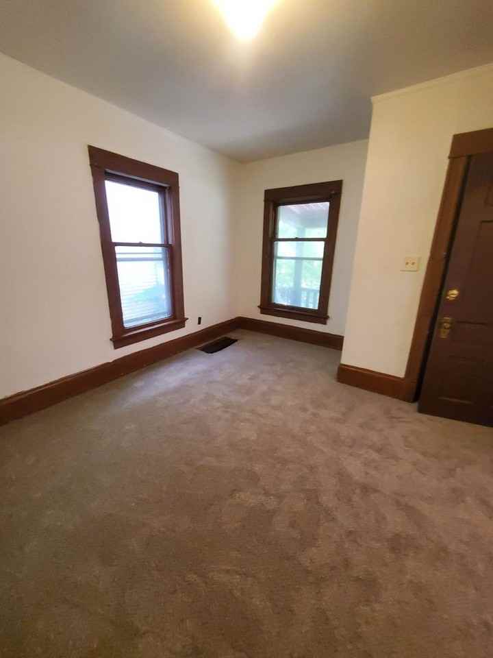 3416 W Walnut St - Photo 3 of 10