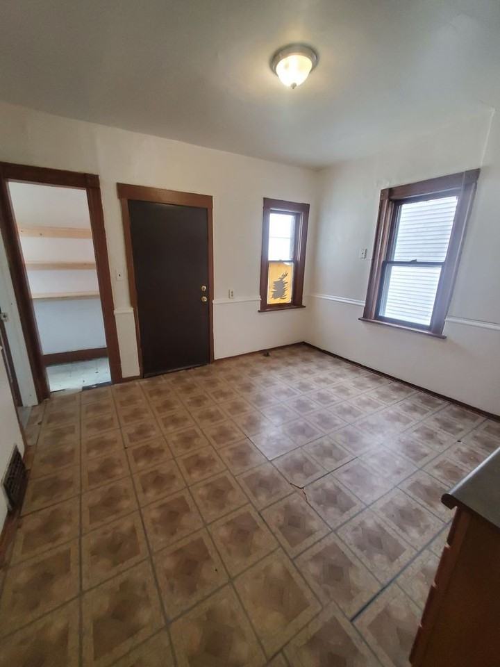 3416 W Walnut St - Photo 6 of 10