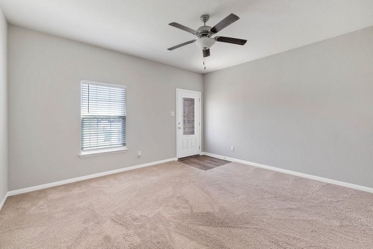 19300 Andrew Jackson St - Photo 5 of 27