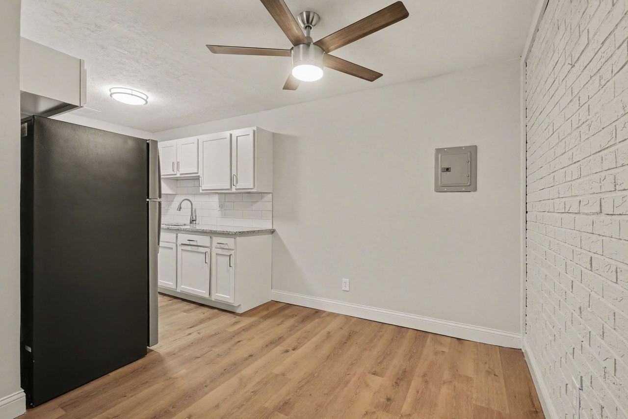 4300 Batavia Meadows Dr #6 - Photo 3 of 12
