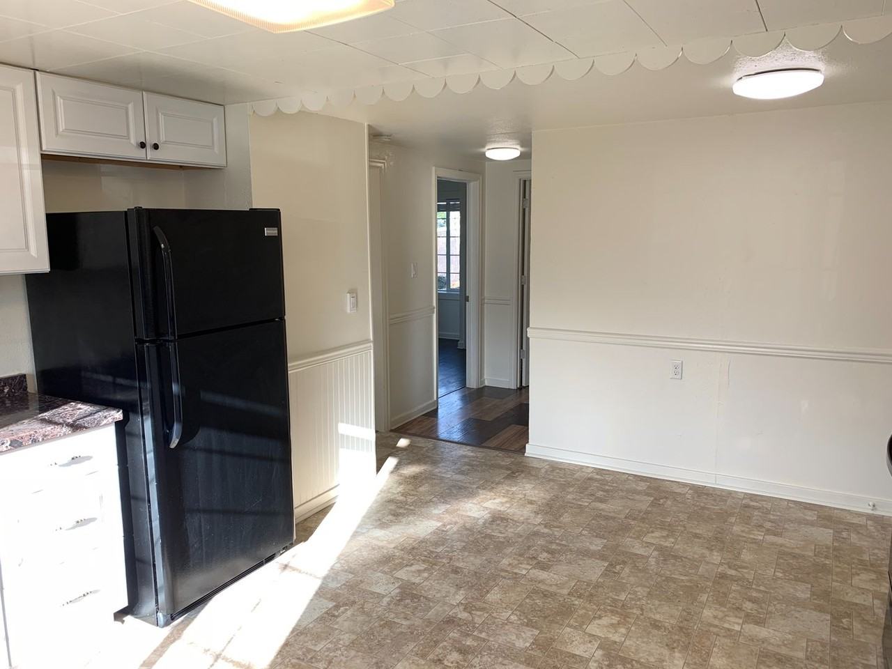 128 Ne Baker St - Photo 3 of 12