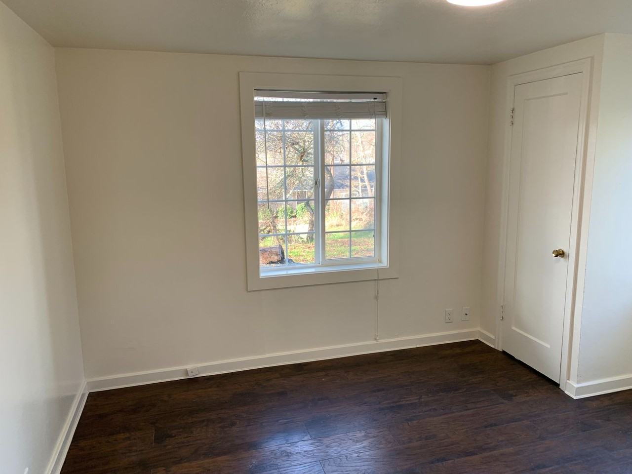 128 Ne Baker St - Photo 4 of 12