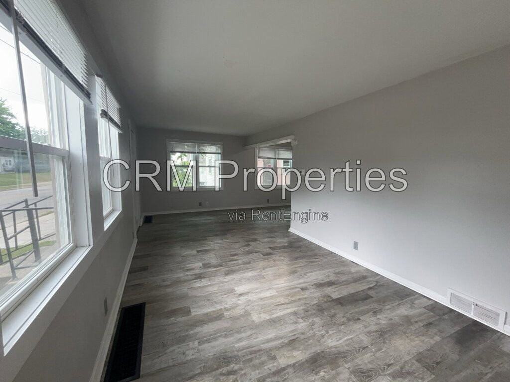 714 E Vaile Ave - Photo 7 of 32