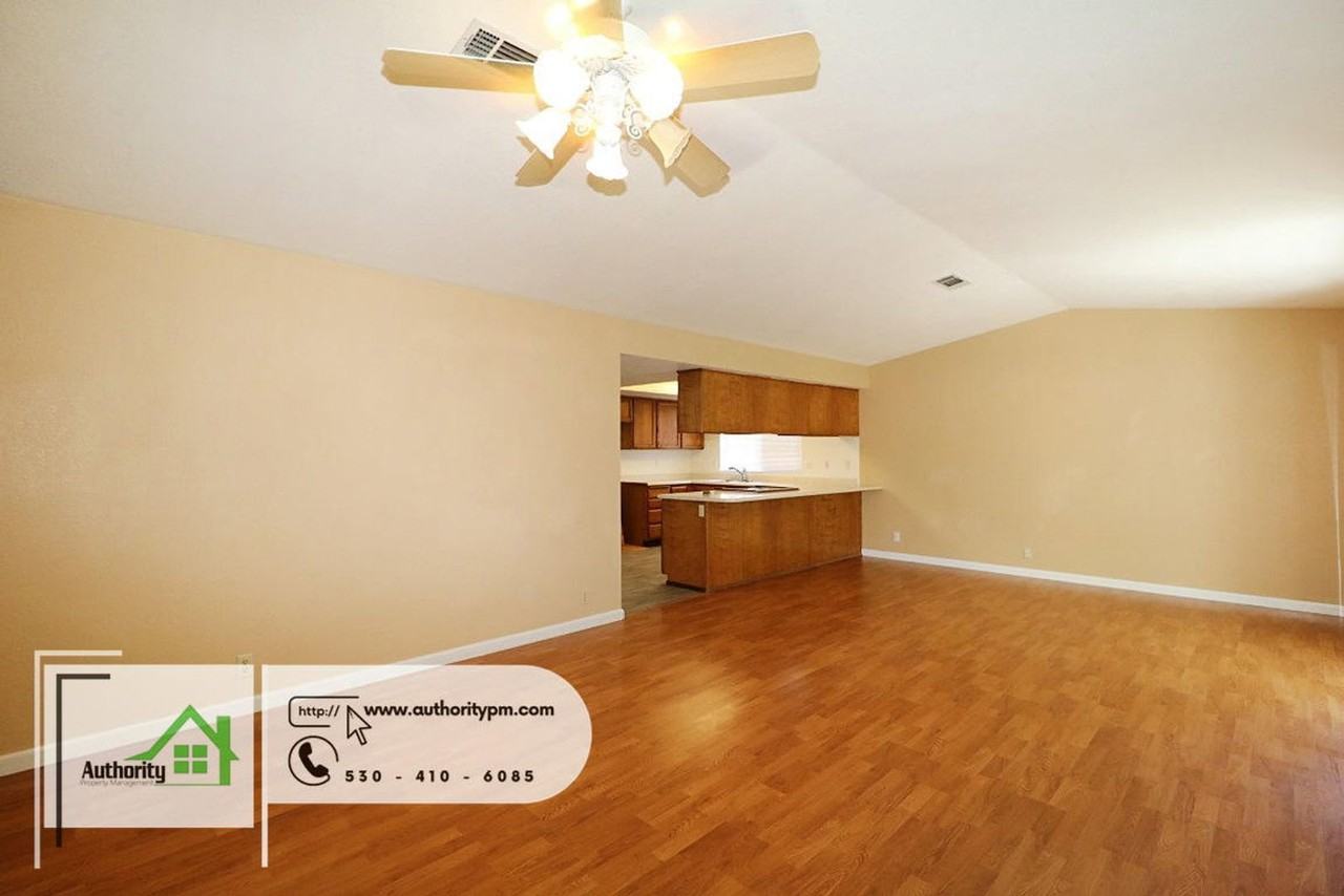 6822 Creekside St - Photo 4 of 23