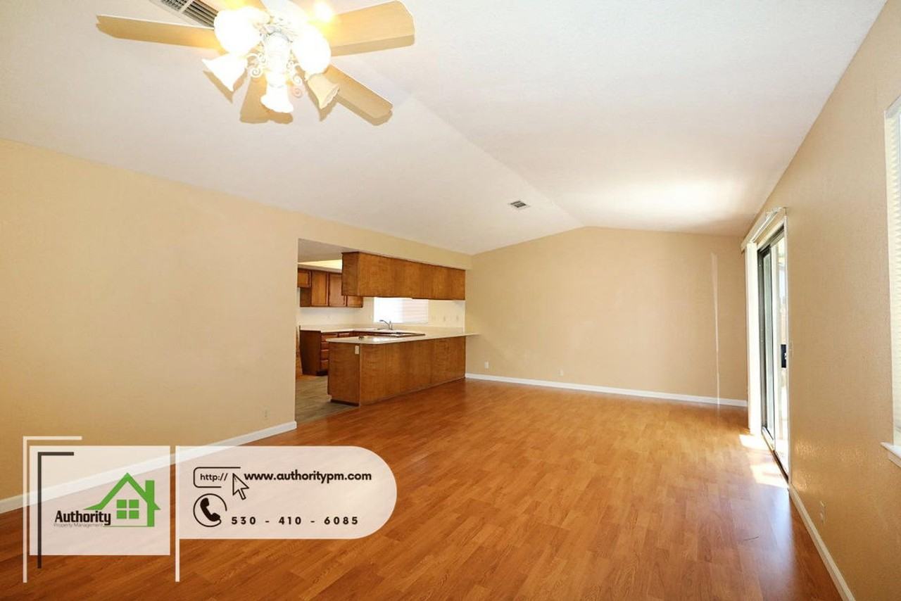 6822 Creekside St - Photo 5 of 23