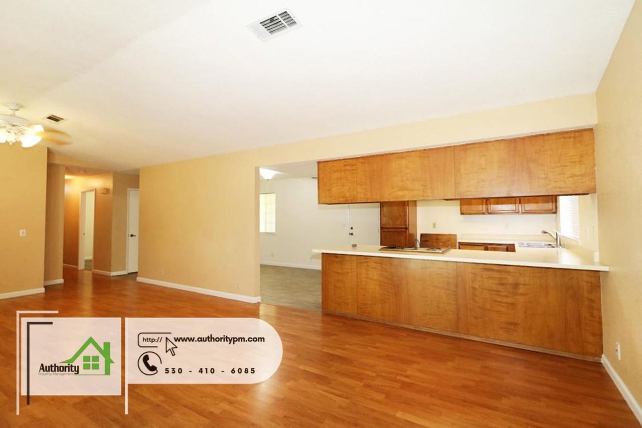 6822 Creekside St - Photo 7 of 23