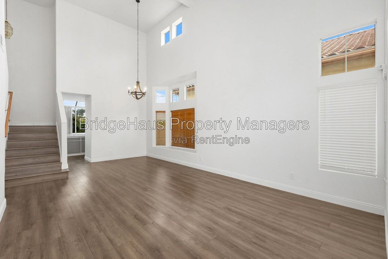 953 Gallery Dr - Photo 4 of 33