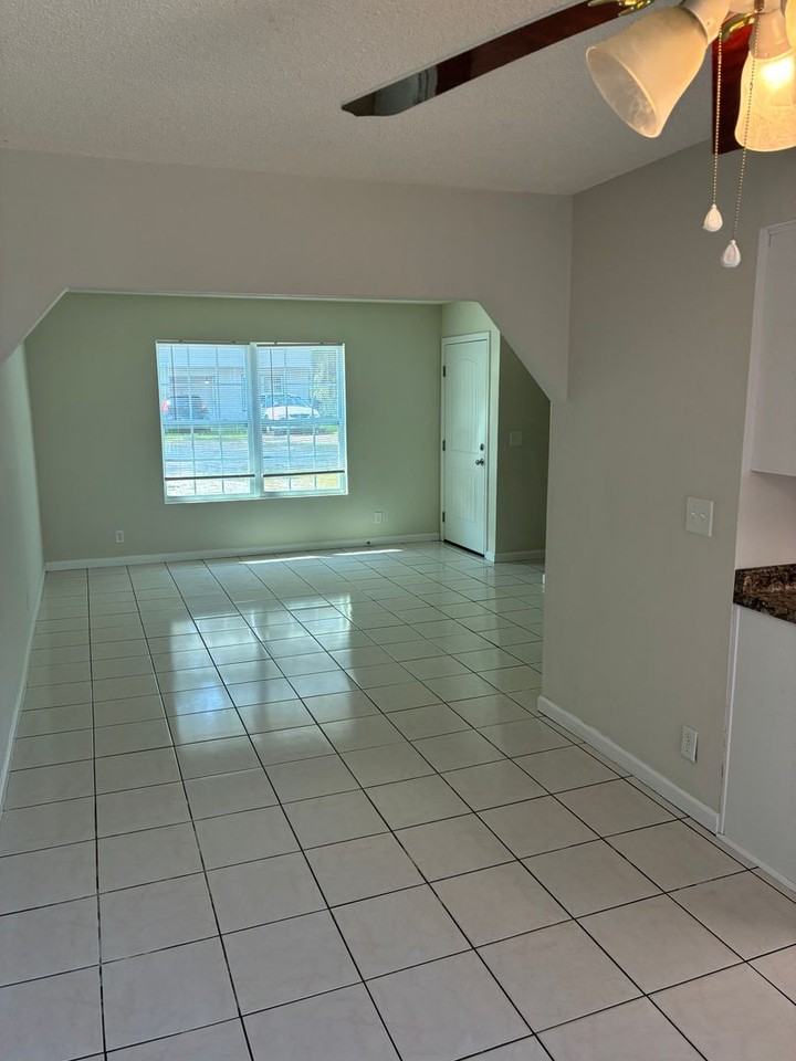 695 Douglas Dr - Photo 4 of 13