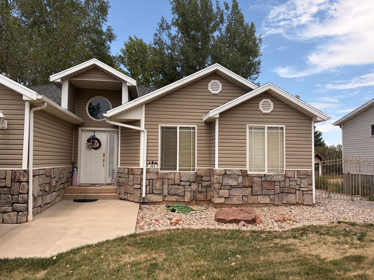434 W 1600 N - Photo 2 of 12