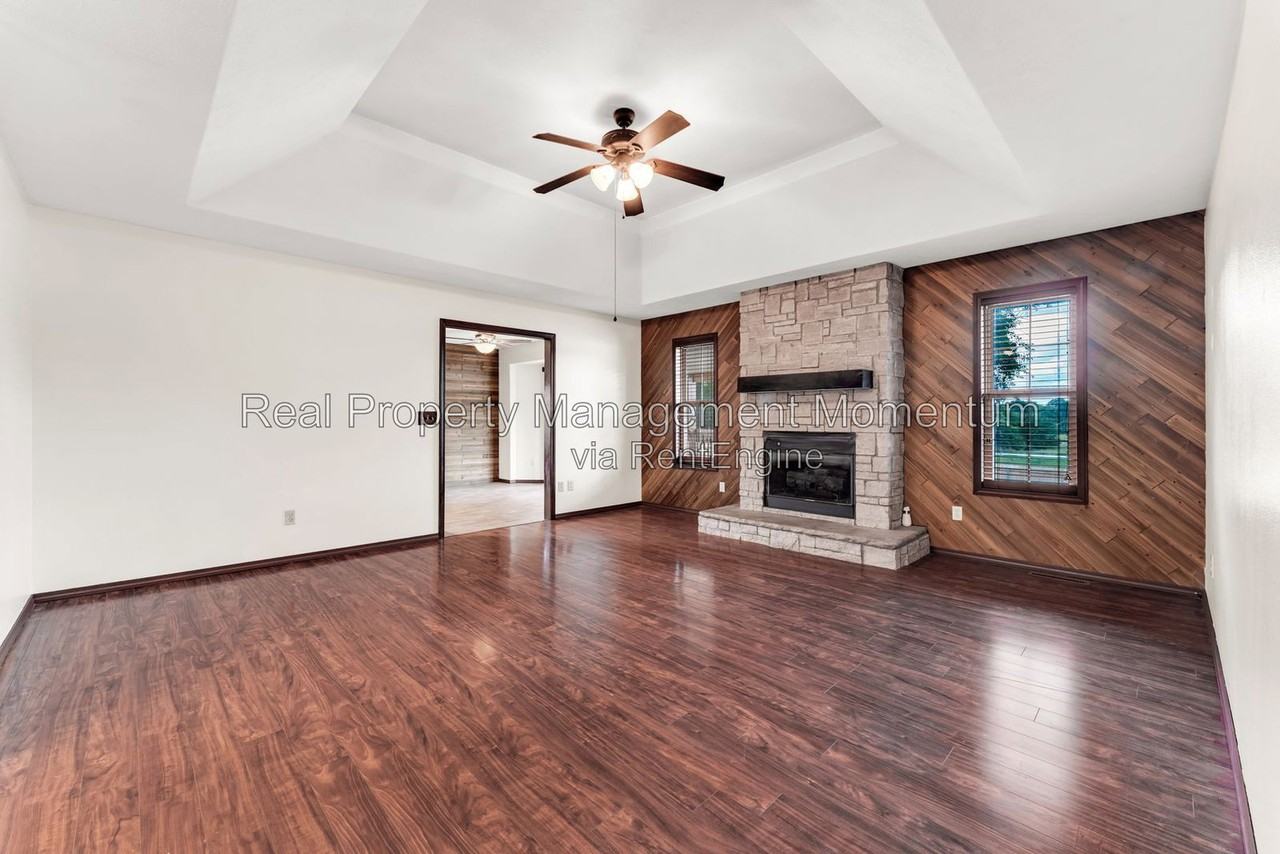 813 Daniel Ln - Photo 4 of 30