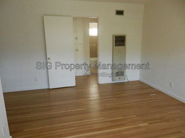 1702 W Victory Blvd - Photo 2 of 11