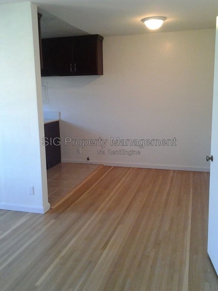 1702 W Victory Blvd - Photo 3 of 11