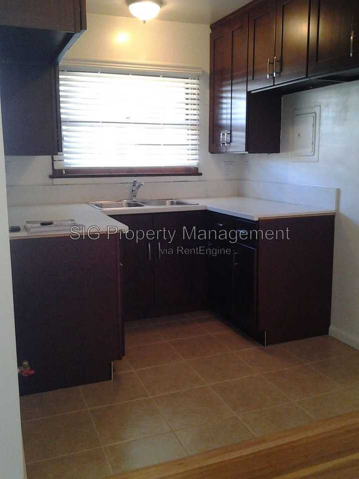 1702 W Victory Blvd - Photo 4 of 11