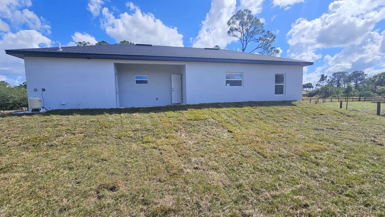 2913 Connie Ave N - Photo 7 of 22