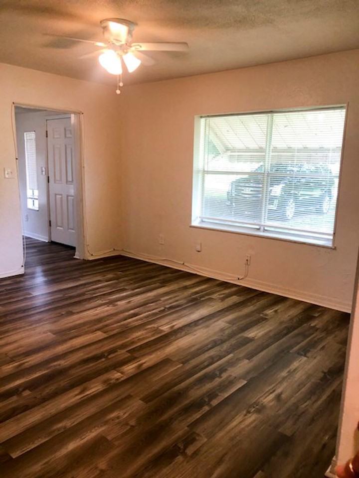 5555 Barton Dr - Photo 2 of 9