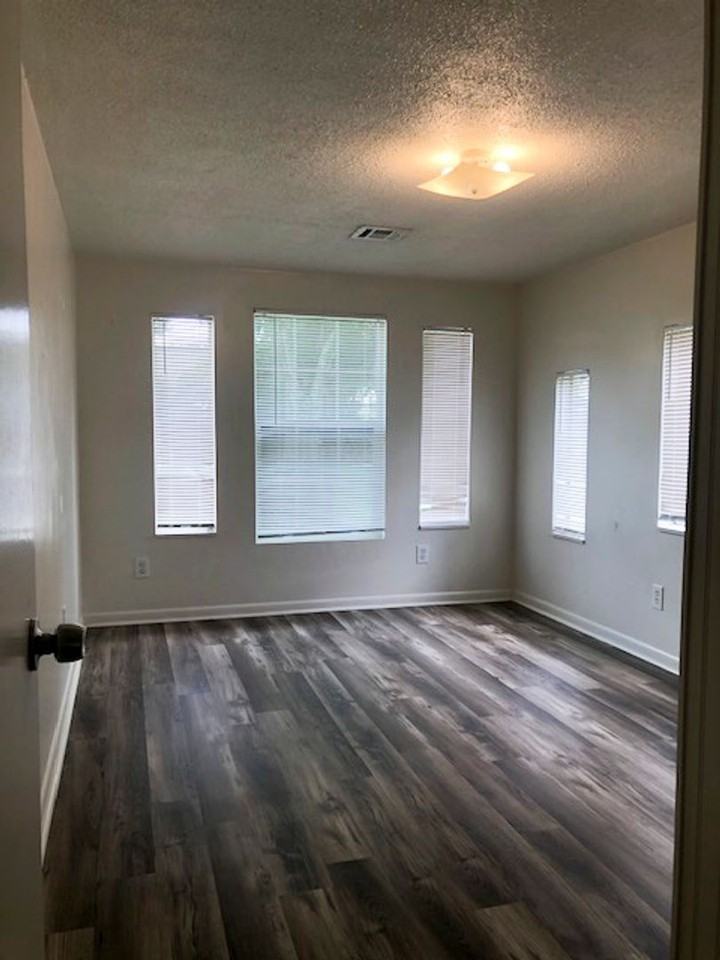 5555 Barton Dr - Photo 6 of 9