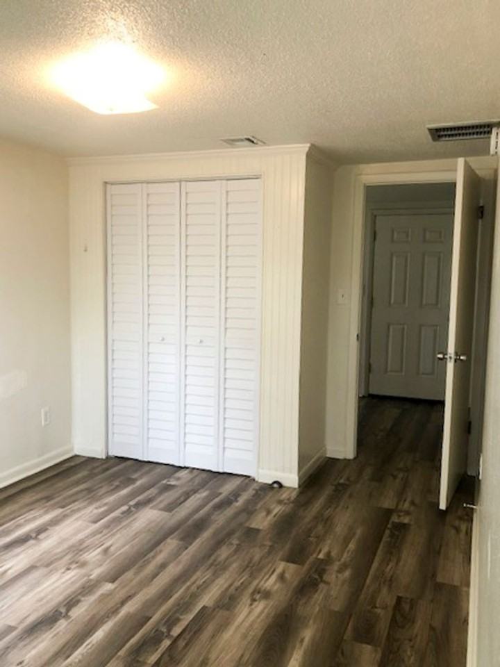 5555 Barton Dr - Photo 7 of 9