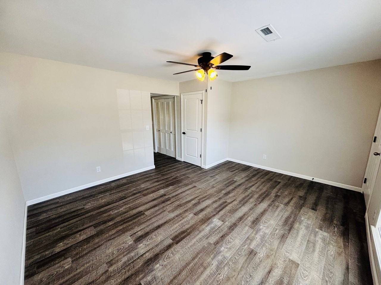 101 N Oak St - Photo 3 of 17