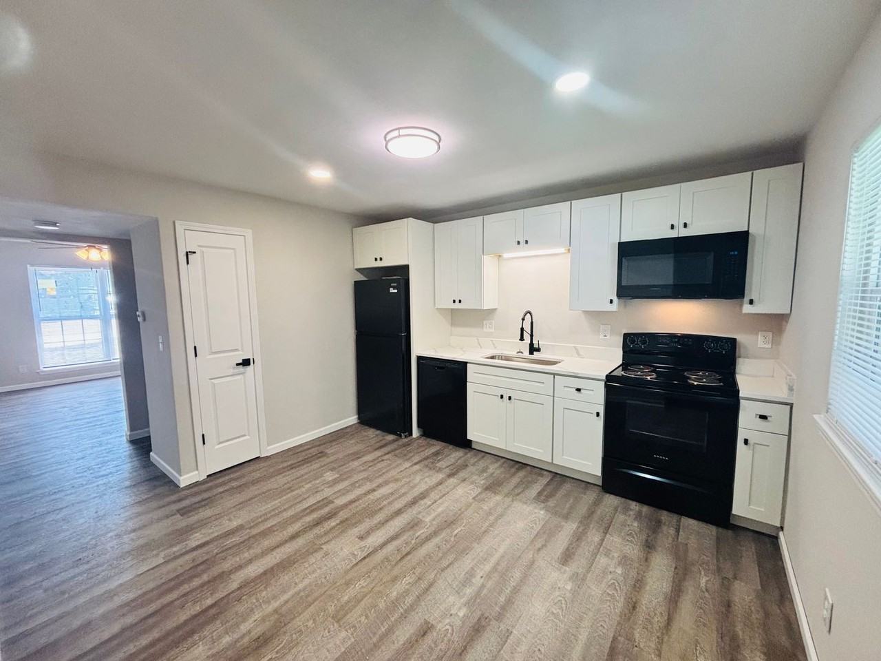 101 N Oak St - Photo 7 of 17