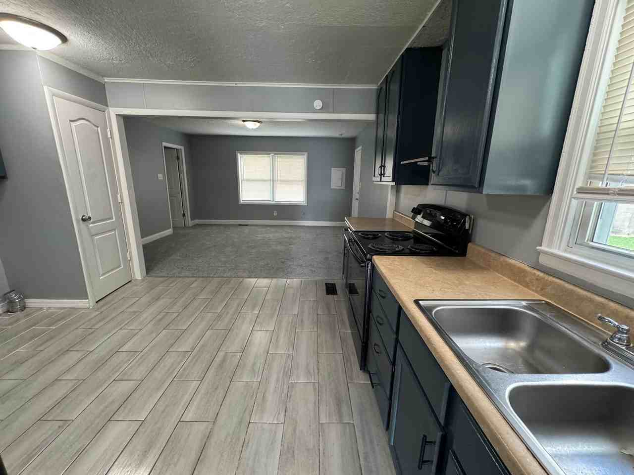 712 Melvenia St - Photo 4 of 24