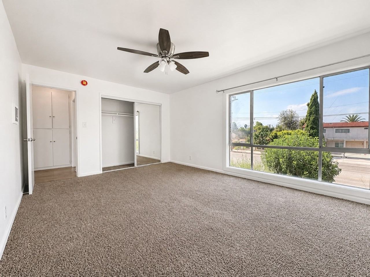 Oversized 1 BR with a Pool at 10822 Victory Blvd North Hollywood, CA 91606 - Photo 4 of 10